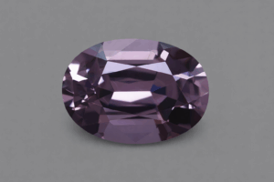 Pietra preziosa su sfondo neutro che rappresenta la difficoltà di orientarsi e scegliere in un contesto di informazioni eccessive